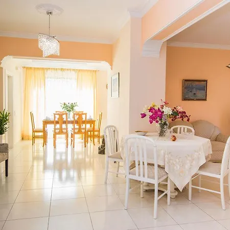 Edelweiss מלון דירות ארגאסי